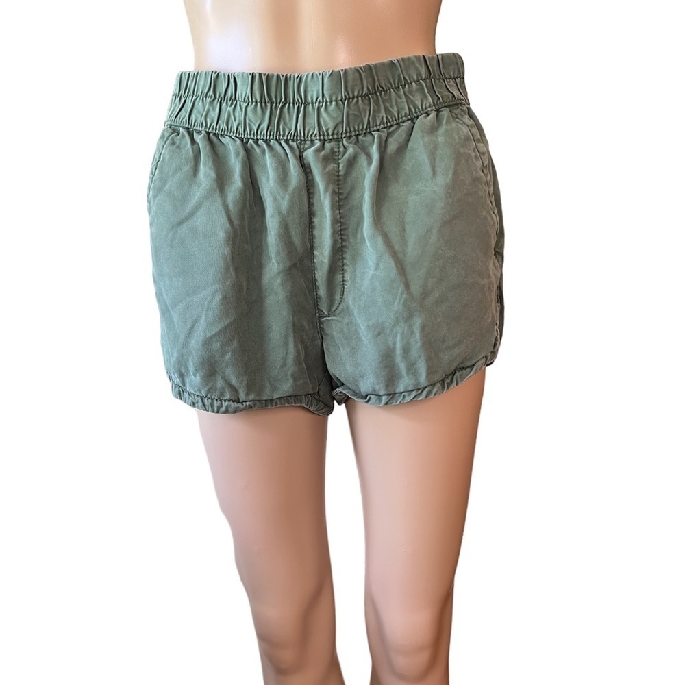 SOLD! American Eagle elastic waistband army green pull up shorts size S